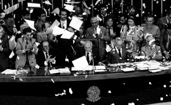 Presidente da Assembleia Nacional Constituinte, Ulysses Guimarães anuncia a promulgação da nova Constituição Presidente da Assembleia Nacional Constituinte, Ulysses Guimarães anuncia a promulgação da nova Constituição