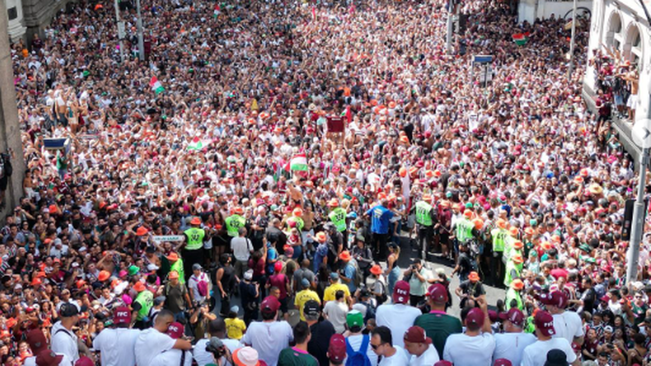 Torcida do Fluminense fecha o centro do Rio para comemorar o título da Libertadores