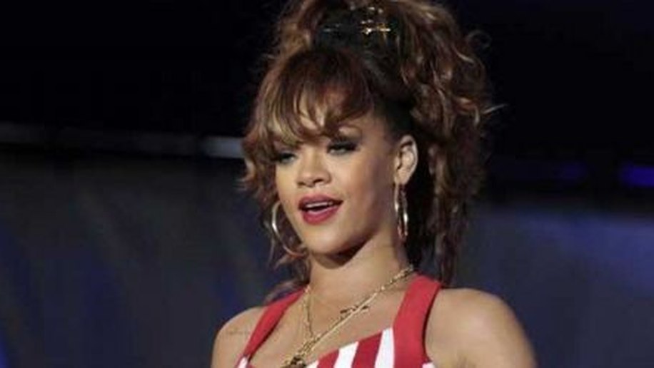 Médicos dizem que Rihanna precisa de descanso