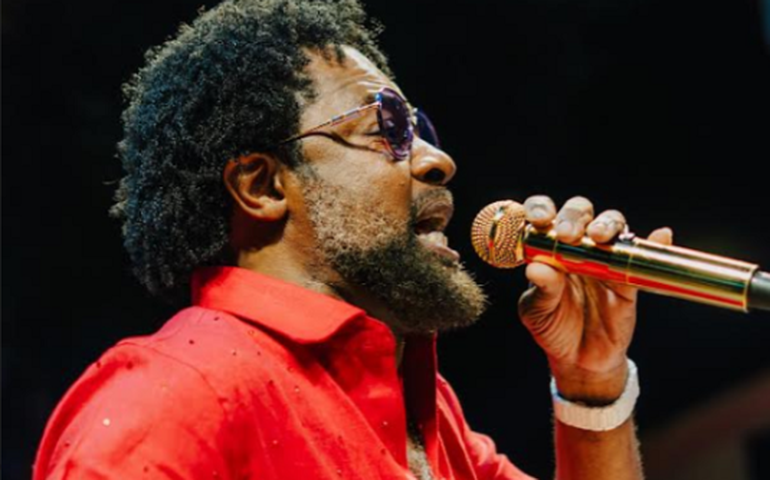 Xande de Pilares lança samba romântico “Vento” como primeiro single de novo projeto