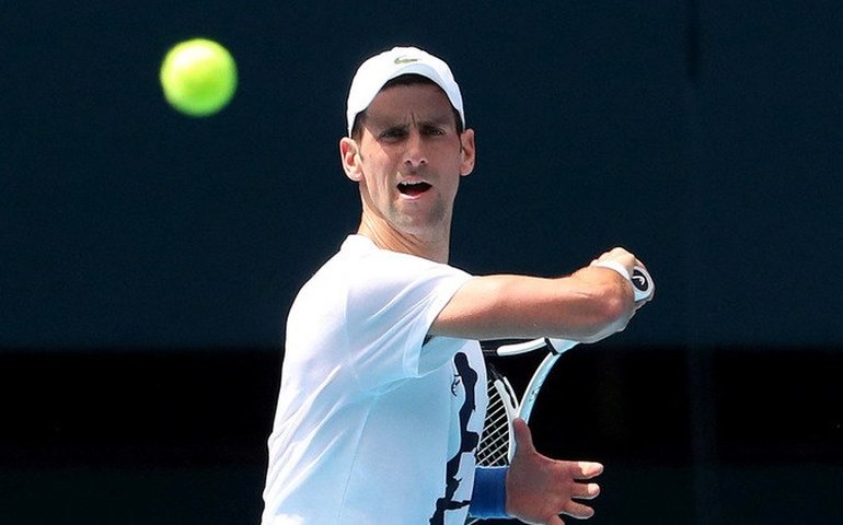 Djokovic desembarca e treina na Austrália quase um ano após deportação e punição