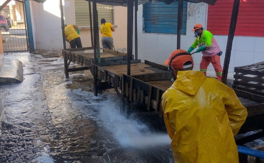 Equipe do mutirão de limpeza realiza serviços no Mercado do Tabuleiro