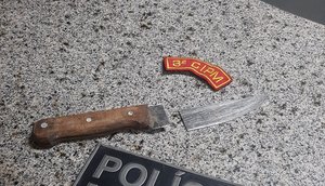 Homem mata companheira a facadas, é perseguido por policiais e acaba preso em Laranjeiras