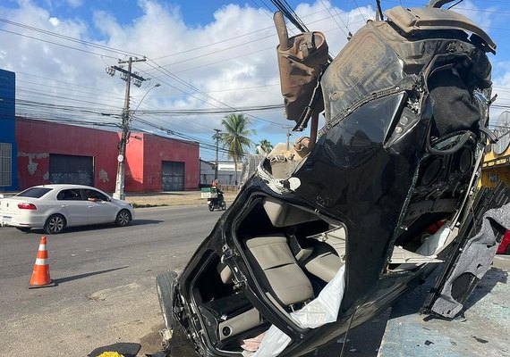 Quatro pessoas ficam feridas em capotamento de carro no Barro Duro