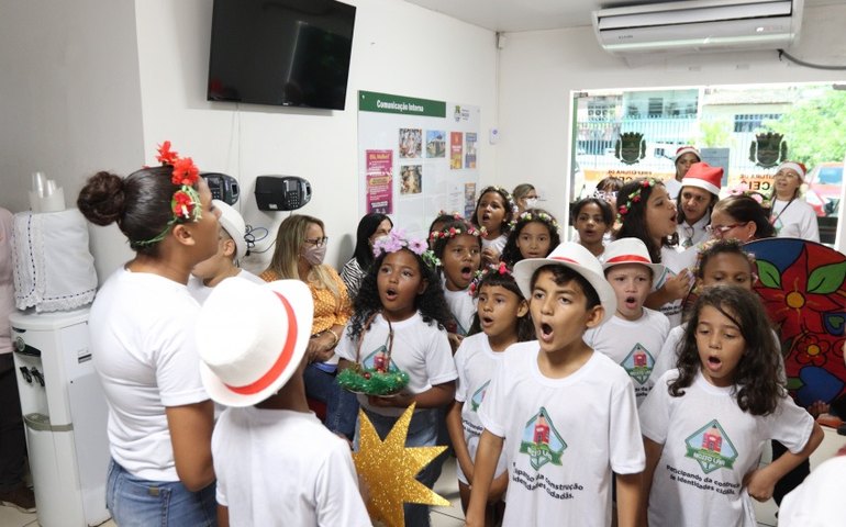 Servidores da Educação recebem homenagem de alunos da Escola Nosso Lar I