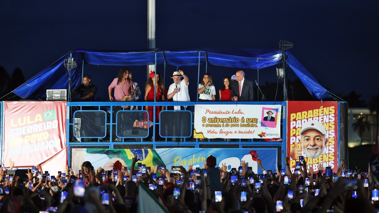 “Ato vergonhoso”, diz Lula sobre fuga de Flávio Bolsonaro