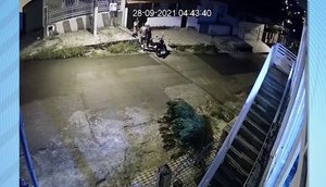 Dupla chegou à frente da casa da vítima em uma motocicleta. / Foto: Imagem: Reprodução/TV Atalaia