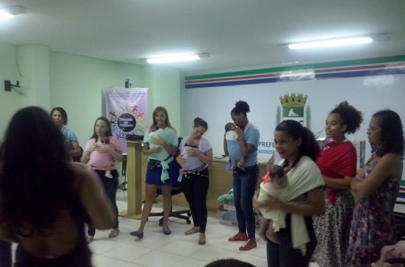 Mães de bebês com microcefalia aprendem a usar suporte sling