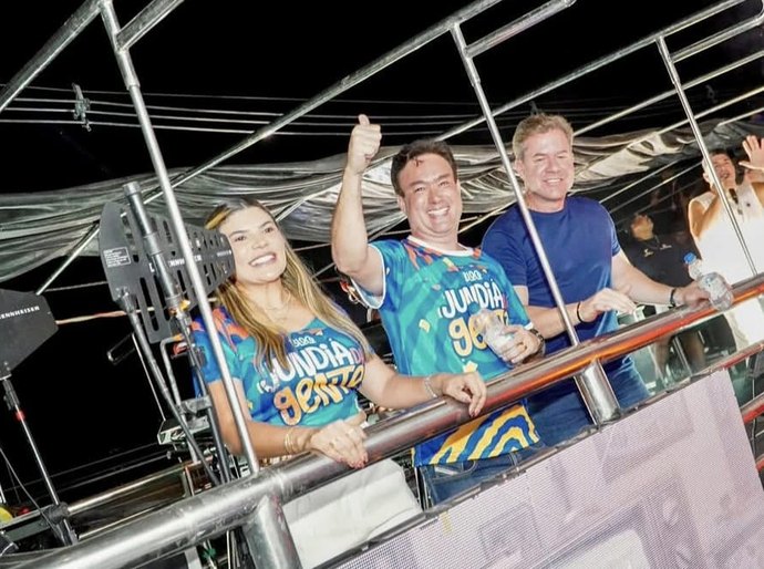 Prefeito Jorge Galvão comanda desfile do bloco Jundiá da Gente