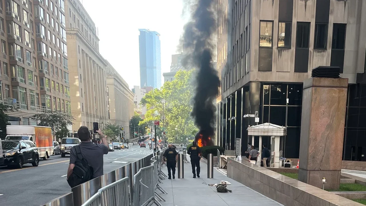 Pessoa foi detida após fumaça e chamas irromperem em frente a um prédio federal em Nova York, informou o FBI.