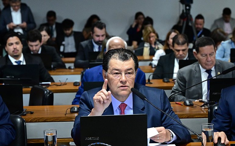 Plenário vota projeto que garante direito a portabilidade de salário e crédito com juro menor