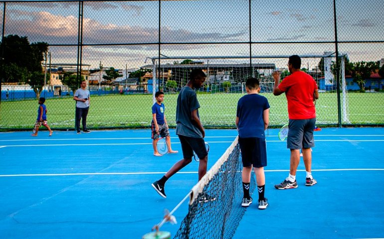 Projeto de aulões de tênis em Vilas Olímpicas chega a Campo Grande