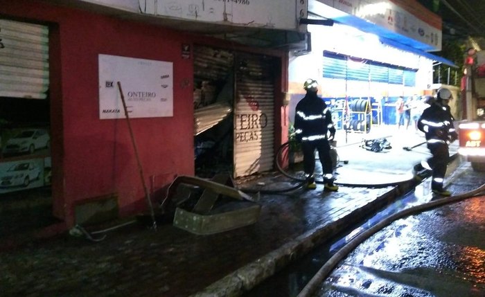 Os bombeiros apagaram os focos de incêndio e fizeram o rescaldo