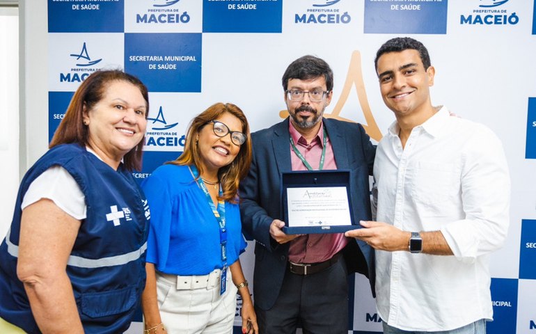 Prefeito JHC recebe selo de acreditação da Ouvidoria do Sistema Único de Saúde