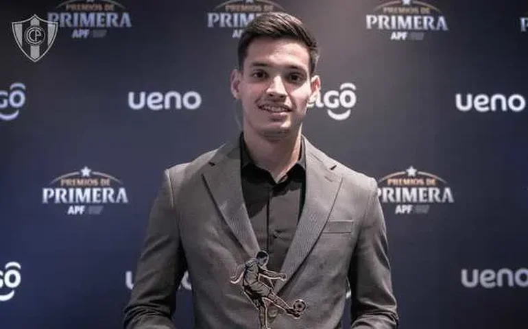 São Paulo oficializa volante Bobadilla: 'Ansioso para jogar no Morumbi e viver noites mágicas'