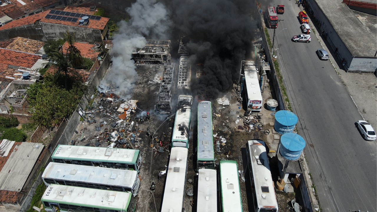 Corpo de Bombeiros combate incêndio de grandes proporções em garagem de ônibus no Trapiche da Barra