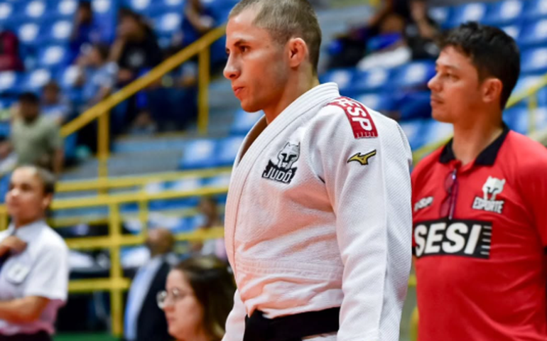 Michel Augusto torce o pé, perde o bronze no Mundial de Judô e sai carregado por adversário