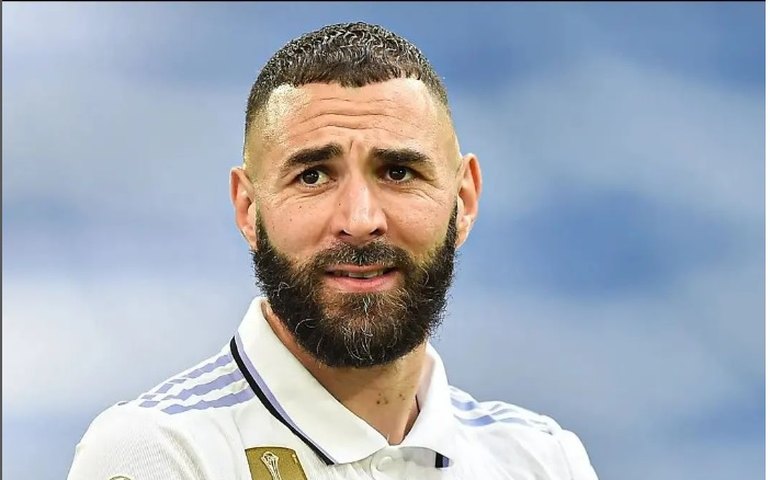 Benzema denuncia ministro do Interior francês por difamação
