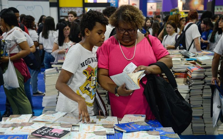 Editoras de livros registram crescimento de 3,7% nas vendas ao mercado