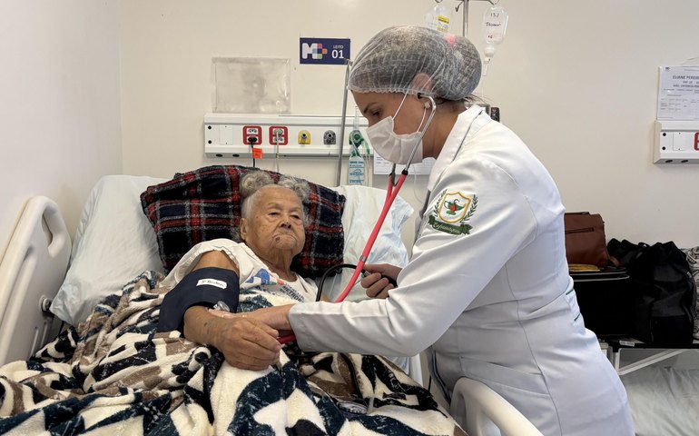 Tratamento no Hospital Metropolitano livra paciente de 98 anos do sofrimento causado por hérnia e vesícula