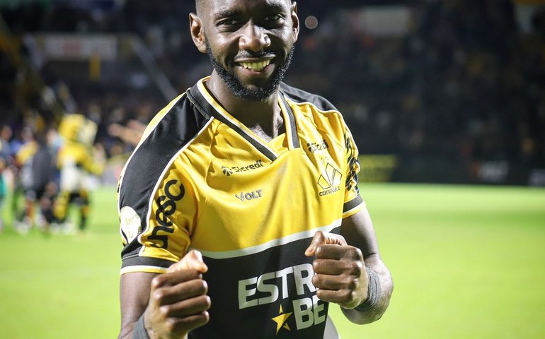 Criciúma derrota o Atlético-MG no Brasileiro na despedida do atacante Éder