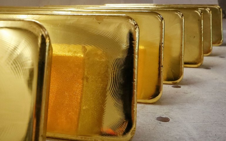Investimento global em ouro ganha força com desdolarização e incerteza geopolítica