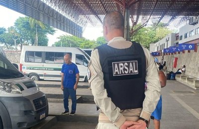 Agentes da Arsal prestam apoio à vítima de mal súbito no terminal rodoviário
