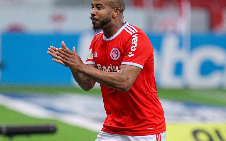 Internacional anuncia renovação de contrato do meia Patrick até junho de 2023