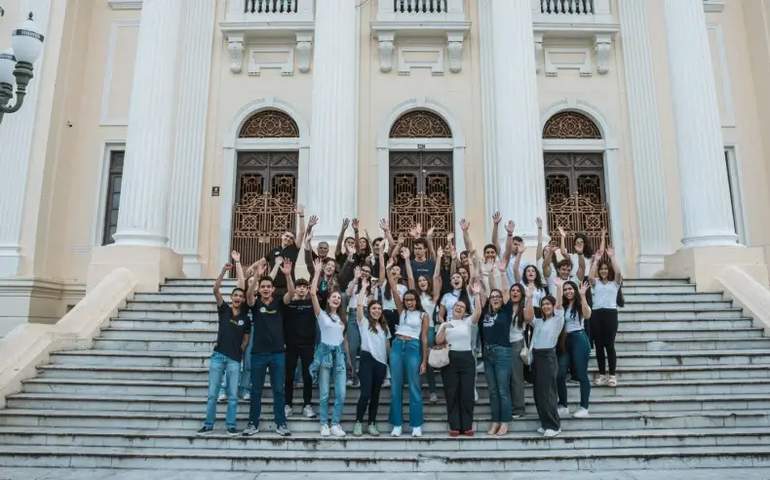 Projeto “Realiza” conecta jovens ao empreendedorismo social e emociona comunidade escolar no Theatro Homerinho