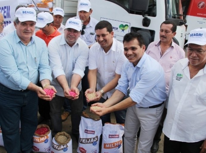 Governo entrega 9 toneladas de sementes para agricultores do Agreste