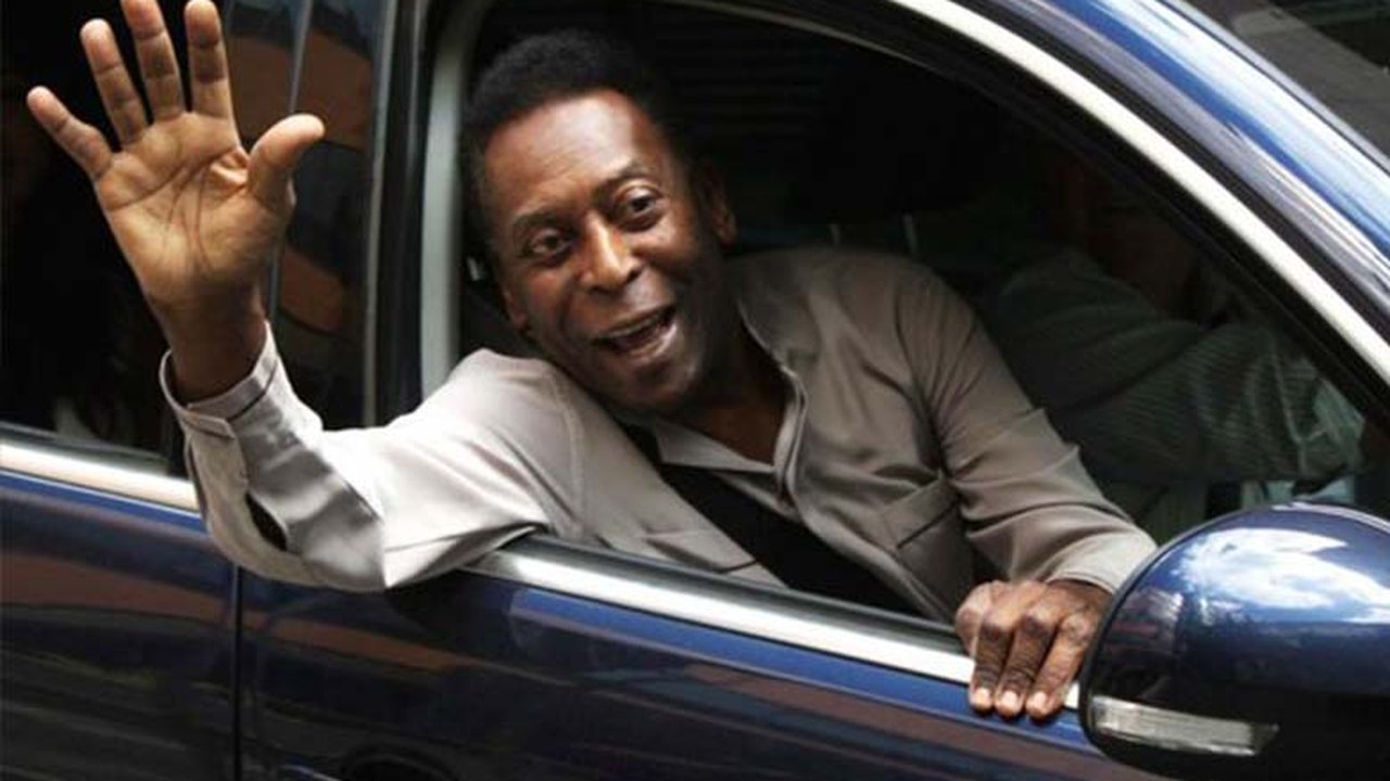 Pelé recebe alta e deixa hospital em São Paulo