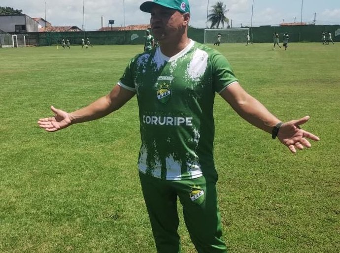 Demissão: Coruripe emite nota de agradecimento ao técnico Bebeto Moraes