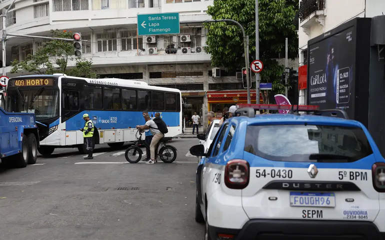 Quatro policiais foram mortos em megaoperação contra o CV no Rio