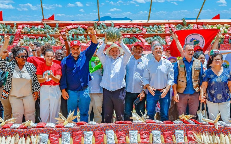 Lula entrega mais de 12 mil lotes de terras da reforma agrária