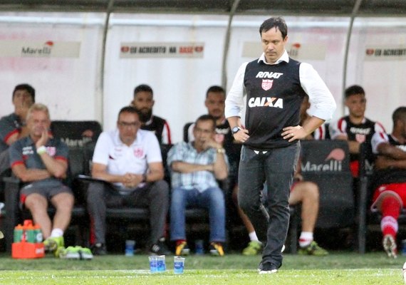 Direção do CRB surpreende e demite técnico Dado Cavalcanti