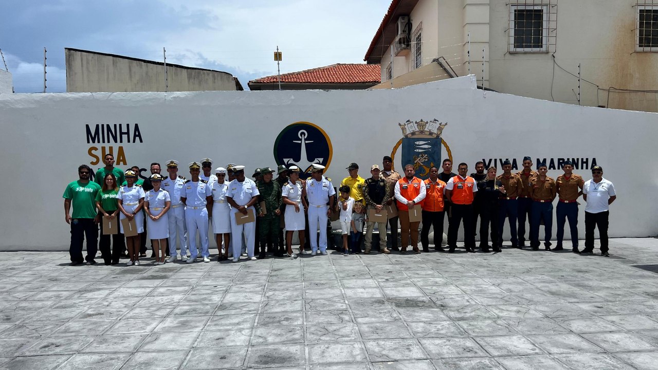 Policiais da Oplit concluem curso da Marinha para pilotagem de embarcações