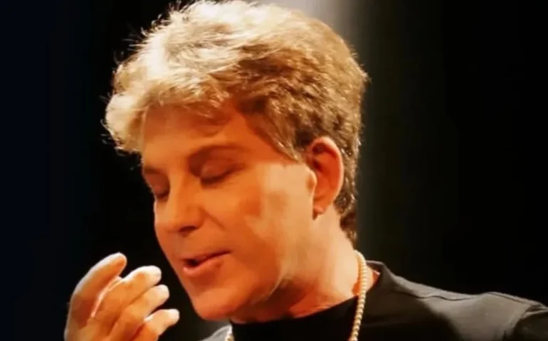 Edwin Luisi reestreia peça LGBTQIA+ após 18 anos e comenta legado de 'Escrava Isaura', que completa 50 anos