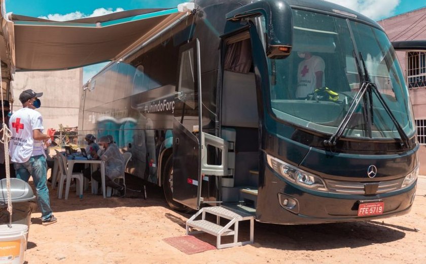 Ônibus da Vacina volta a imumizar população contra Covide-19 no Centro de Maceió