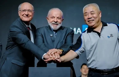 Em inauguração de montadora, Lula defende relação comercial com China