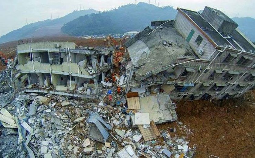 China: Equipes retiram corpo de destroços após deslizamento