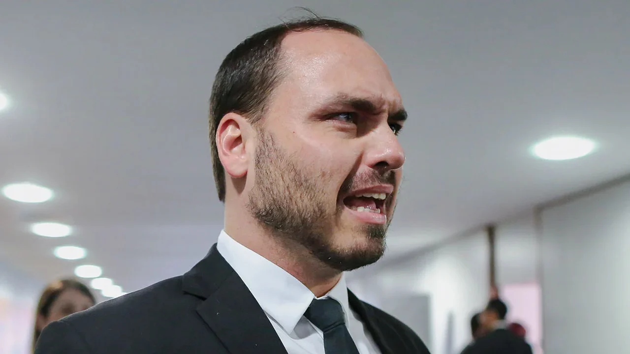 'Seguimos unidos' x 'terá que deixar o partido': entenda a briga na chapa de Carlos Bolsonaro em Santa Catarina
