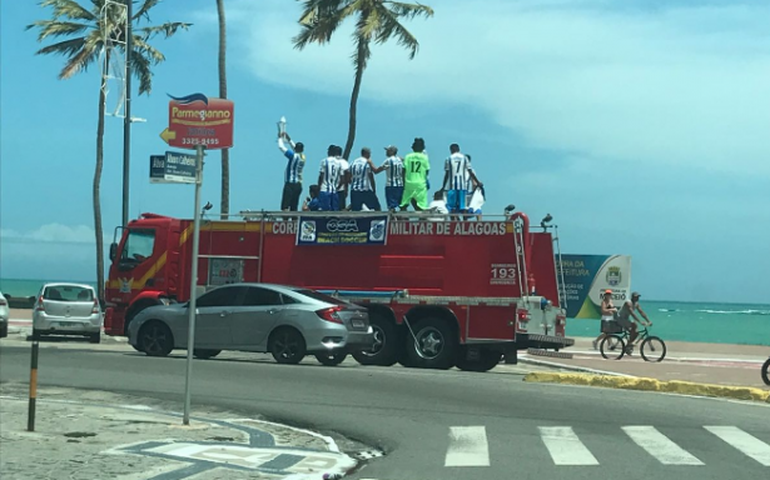 População protesta: Caminhão dos Bombeiros é usado para desfile pelo CSA em Maceió
