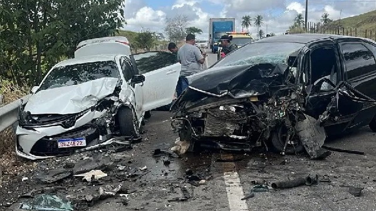 Colisão entre dois veículos deixa três feridos na BR-316 em Maribondo