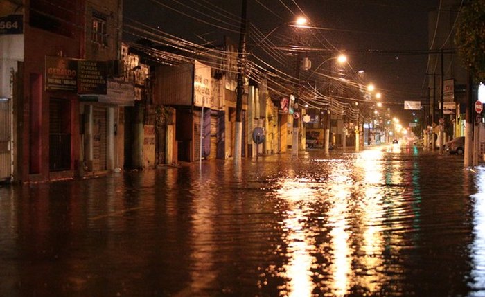 Após fortes chuvas, avenidas de Maceió ficam alagadas