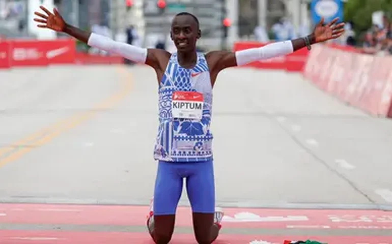 Kelvin Kiptum, maratonista recordista mundial, morre aos 24 anos em acidente de carro
