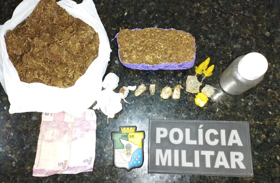 Homem é preso com duas sacolas de maconha e outras drogas em Lagarto / Foto: Foto: Polícia Militar/Divulgação