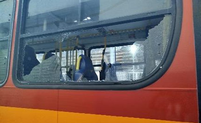 Torcedor quebrou uma das janelas do ônibus com a torcida do Penedense