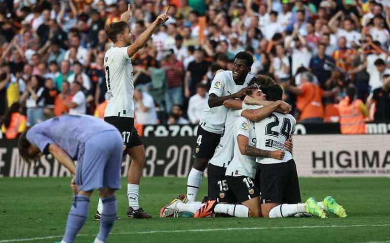 Atlético de Madrid leva 3 a 0 do Valencia e despenca na tabela do Espanhol