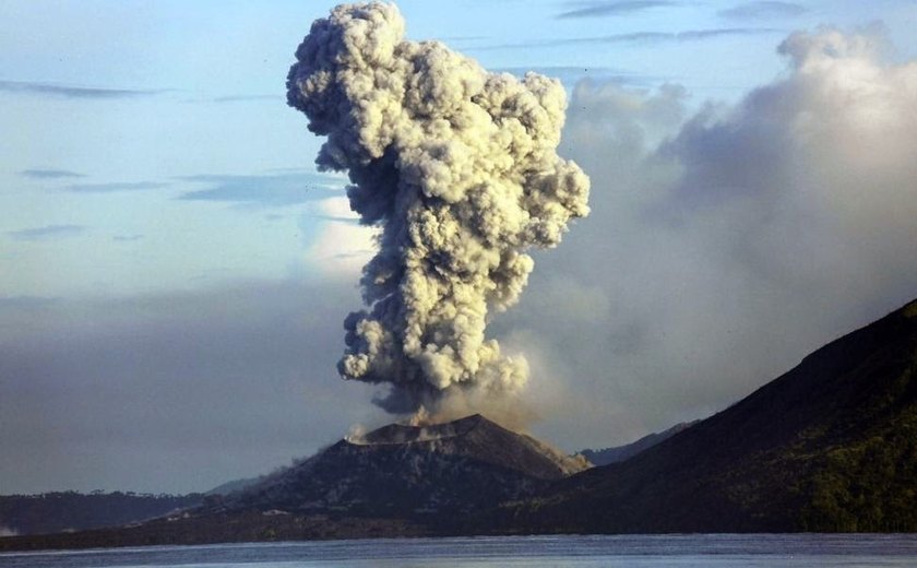 Vulcão de Papua Nova-Guiné tem erupção 'gigantesca' e expele lava a 15 km de altura