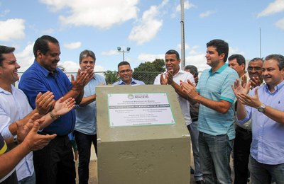 Rui inaugura quadra poliesportiva no Selma Bandeira